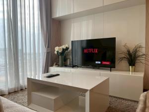 TV a/nebo společenská místnost v ubytování The Astra Luxury Condo in Town