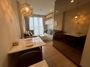 Posezení v ubytování The Astra Luxury Condo in Town