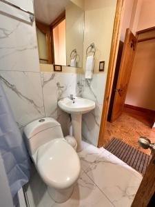 een badkamer met toilet en wastafel bij Andher Palace Hotel in Ollantaytambo +18 foto's