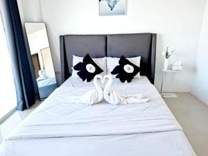 Postel nebo postele na pokoji v ubytování เดอะซันเซ็ทบางแสน