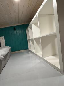 En eller flere senge i et værelse på KE-Tiny Siedlung Haus Charlie