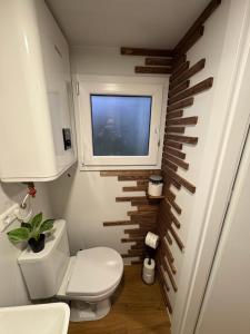 Et badeværelse på KE-Tiny Siedlung Haus Charlie + 16 billeder