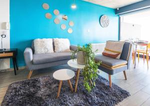 a living room with a couch and chairs and a table at HOM l Estudio con Vista al mar 3PAX in Valparaíso