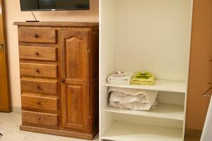 a walk in closet with a dresser and towels at Keóken - Frente al Hiper Tehuelche in Caleta Olivia