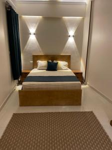 una camera da letto con un letto con due cuscini sopra di Luxe Nest Guest House Apartment 22 a Luxor