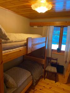 En eller flere senge i et værelse på Holmøy Lodge