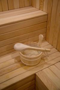 eine Holzbadewanne in einer Sauna mit einem Holzlöffel in der Unterkunft Kostovac Boutique Homes - Sauna in Kopaonik