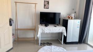 TV a/nebo společenská místnost v ubytování เดอะซันเซ็ทบางแสน