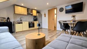 Kuchyň nebo kuchyňský kout v ubytování Ferienwohnungen Wolf - zentral in Pfronten mit Panorama-Alpenblick und ruhiger Lage + 43 fotografií