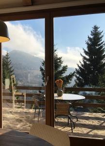 eine Terrasse mit einem Tisch und Bergblick in der Unterkunft Kostovac Boutique Homes - Sauna in Kopaonik