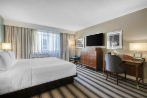 TV a/nebo společenská místnost v ubytování Best Western Chicago Downtown-River North