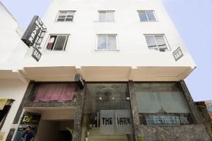 un edificio bianco con un cartello sulla parte anteriore di Hotel Tark Premium Near Delhi Airport a Nuova Delhi