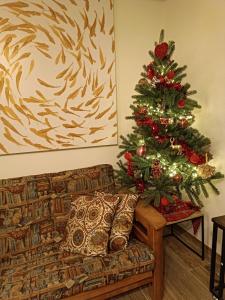 un soggiorno con un albero di Natale e un divano di Bellavista a Santander