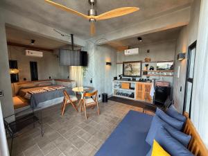 una camera da letto con un letto, un tavolo e un divano di Alta Canastra a Delfinópolis