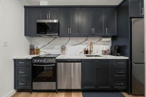 O bucătărie sau chicinetă la Casa Hotels McCaul- New Downtown Suite w Laundry