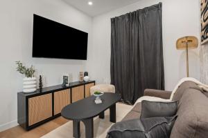 Un televizor și/sau centru de divertisment la Casa Hotels McCaul- New Downtown Suite w Laundry +26 fotografii