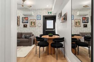 O zonă de relaxare la Casa Hotels McCaul- New Downtown Suite w Laundry