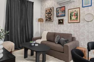 O zonă de relaxare la Casa Hotels McCaul- New Downtown Suite w Laundry