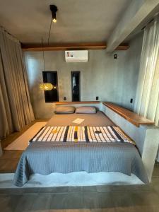 una camera da letto con un letto grande in una stanza di Alta Canastra a Delfinópolis Altre 54 foto