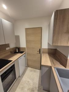 ピエールフォンにあるChâteau de la Follie Le Halloyの真ん中にドアがあるキッチン