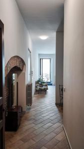 een hal met een woonkamer met een open haard bij The Gualdo Hideaway in Gualdo Tadino