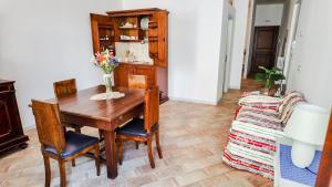 een eetkamer met een tafel en een bank bij The Gualdo Hideaway in Gualdo Tadino +9 foto's