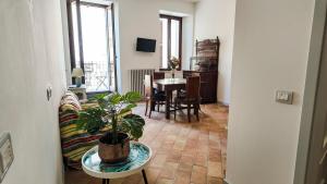 een woonkamer met een bank en een tafel met een plant bij The Gualdo Hideaway in Gualdo Tadino