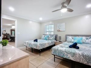een woonkamer met twee bedden en een bank bij Siesta Key Paradise for Beach Lovers in Southgate