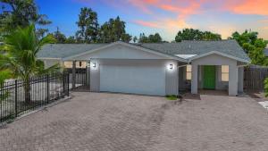 een huis met een garage en een hek bij Siesta Key Paradise for Beach Lovers in Southgate