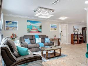 een woonkamer met een bank en een tafel bij Siesta Key Paradise for Beach Lovers in Southgate +98 foto's