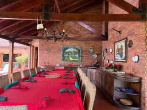 a dining room with a long table with red table cloth at ANAPOIMA Toscana in Anapoima