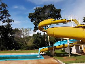 Itiquira Park Hotel في فورموزا: زحليقة مائية صفراء في الحديقة المائية +36 صورة