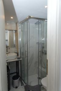 Ванная комната в IFI Apartments