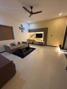 Un televizor și/sau centru de divertisment la Vprefer Green Yercaud Villa Individual With Garden View