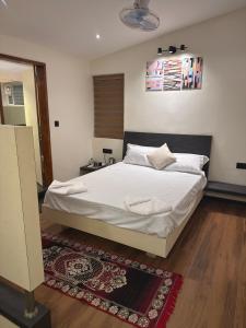 Un pat sau paturi într-o cameră la Vprefer Green Yercaud Villa Individual With Garden View +14 fotografii