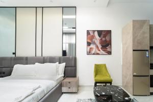 Ένα ή περισσότερα κρεβάτια σε δωμάτιο στο One90 Apartment +158 φωτογραφίες