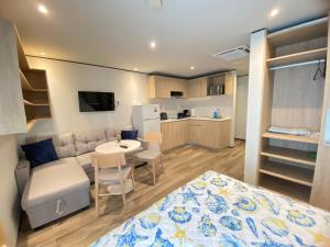 Una cocina o cocineta en Maho Escape- with Pool and Gym, Lagoon view, walk to dinning, Maho Beach and Mullet Bay