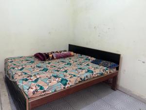 een bed met een quilt erop in een kamer bij SK HOTEL & Restaurant in Prayagraj