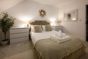 a bedroom with a bed with towels on it at Stowe Hideout in Hilton