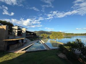 una casa con piscina accanto a un fiume di Alta Canastra a Delfinópolis
