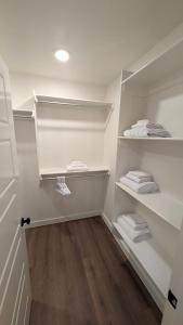 een inloopkast met witte planken en witte handdoeken bij Immaculate 4BR New Construction Home in Lubbock
