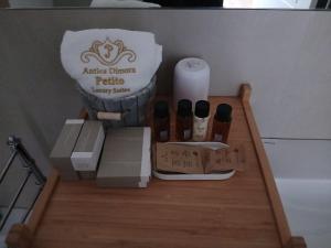 un tavolo con una scatola e alcuni prodotti sopra di Antica Dimora Petito Luxury Suites a Matera Altre 54 foto