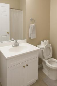 ein weißes Badezimmer mit Waschbecken und Toilette in der Unterkunft Potomac Mills in Woodbridge