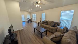 een woonkamer met een bank en een tv bij Immaculate 4BR New Construction Home in Lubbock