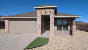 een huis met een garage met een oprit bij Immaculate 4BR New Construction Home in Lubbock