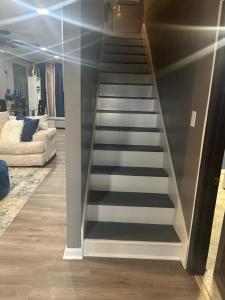 メンフィスにあるBannock placeのソファ付きのリビングルームの階段