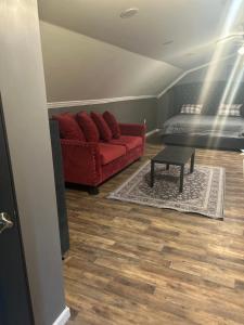 メンフィスにあるBannock placeの赤いソファとテーブルのあるリビングルーム