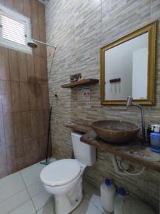 São Gonçalo do AmaranteにあるCasa"Taíba Beach House"の洗面台とトイレ付きのバスルーム