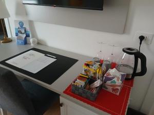 una scrivania con un tavolo con una lampada e degli snack di Antica Dimora Petito Luxury Suites a Matera