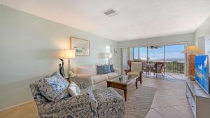 TV/trung tâm giải trí tại Crescent Royale Condominiums 306